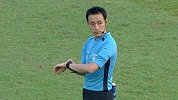 主裁判一声哨响大战一触即发 两队众将冲劲十足