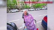 晚上下雨男子车窗忘关，本以为天塌了结果遇暖心一幕：奶奶路过套塑料袋保护