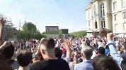 曼朱基奇送乌龙！法国球迷广场上瞬间燃爆