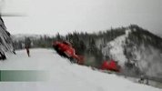 旅游-【藤缠楼】挪威北部货车与救援车坠落山崖恐怖一幕