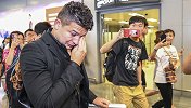 太感人！埃神告别上海眼眶湿润 大批球迷机场送别小熊