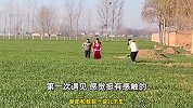 泪目！婚车车队返程途中突然停下，新郎穿着喜服到爷爷坟前磕头报喜
