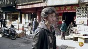 西安马路画师走红，人称“扇子哥”，画作精致到被顾客当成印刷品