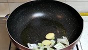 跟老妈学了一手，每周都做一锅排骨汤，汤鲜肉嫩，每次都一滴不剩