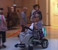洪金宝携混血妻子逛商场，坐轮椅完全自理出行无碍，大哥还是大哥