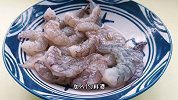 大虾别水煮也别油炸，像我这样做，脆嫩还拉丝，做法特简单