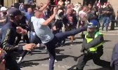 英国极右翼伦敦肉搏警察：扔酒瓶丢鞭炮 首相被逼怒发誓必严惩
