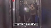 高校有学生宿舍燃烧充气娃娃冒出浓烟？校方：已及时处置，没任何损失