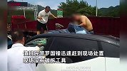 小车追尾货车副驾驶被困，家属急哭大喊快救人，交警用肩膀撑开破碎车顶