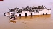 “长江第一阁”观音阁被洪水围困 仅剩白墙青瓦露于江心