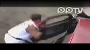 牛人扮街霸暴力徒手拆车