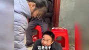 父母早逝！残疾哥哥放牛羊供妹妹上学，看到奖状哥哥红了眼：对得起爸妈和你