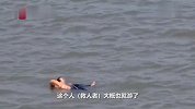 好样的！刺骨河水中 救人者托举落水男子约20分钟