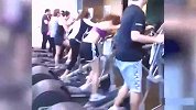 笑出声！健身房狂魔埋头猛练 小姐姐玩脱了