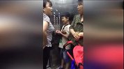 两妇女电梯内吵架，小孩表情亮了