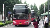 预祝平安！国足一行离开红区酒店奔赴浦东机场