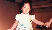 欧阳娜娜再曝童年照，超萌“凤梨头”走秀，完美诠释“被迫营业”
