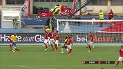 内马尔角球送入禁区 弟媳旱地拔葱头槌顶偏