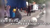 老太长期偷外卖，被抓也不松手陷僵持，知情人：新闻上过警察抓过，就是不改