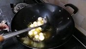 跟川菜师傅学习如何烧鳝鱼，大蒜和鳝鱼软糯入味，川味十足