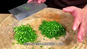 湘菜大厨做鲫鱼就是好吃，韭菜凉拌鲫鱼，鱼肉鲜嫩无腥味，超下饭