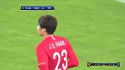 朴志洙果断放铲化解对手反击 张修维场边热身准备上场
