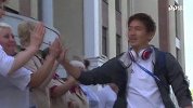 日本队启程前往叶卡捷琳堡 同酒店工作人员击掌道别