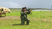体坛直击：记者体验俄罗斯军事生活 实弹射击秀枪法