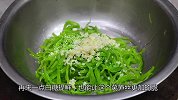 凉拌莴笋丝到底要不要焯水，大厨教你正确做法，翠绿不发黄，真脆