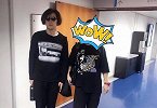 胡歌再次改变造型，头戴墨镜搭配爆炸头，表情冷酷神似摇滚歌手