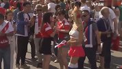 美女身着清凉现身球场 西俄两队球迷争相求合影