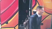 启程俄罗斯球迷合影+搭肩 萨拉赫表情痛苦