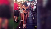 足球和美腿的迷人结合 比基尼女神逆天长腿大秀球技