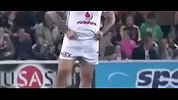 橄榄球-14年-澳洲球员球场上撒尿不知被抓拍 完事后甩甩腿淡定自若-花絮