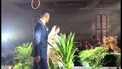 夜空中最亮的星！苏宁易购铁卫李昂大婚现场 与娇妻并肩漫步