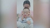 美女妈妈用宝宝的小胖脸做各种表情！太可爱了！