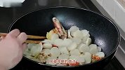 螃蟹炒年糕宁波年糕最家常做法，蟹肉鲜香年糕Q弹软糯宁波特色菜