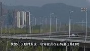 男子早高峰时开辅助驾驶，双手玩手机被警方拦下，狡辩：车自动走