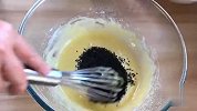 香喷喷的芝麻薄脆饼干，一碗面粉，两个鸡蛋，筷子一搅，轻松搞定