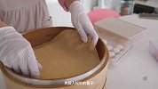 色如温玉、糯韧绵软、肥而不腴的松饼好吃，还是传统月饼好吃呢？