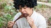 在野外，羊排这样吃才够嗨，一人吃光五大块