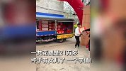 夫妻喜得千金发10万个红鸡蛋、请10班唢呐庆祝：共花21万