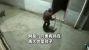90岁的老母亲拄着拐杖回房歇息，70岁的儿子在后“调皮”学步