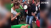 实拍黑人大叔俄罗斯街头唱歌 引众人围观合唱