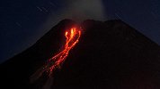 印尼默拉皮火山持续喷发 熔岩河从山顶流下炽热气云腾空而起