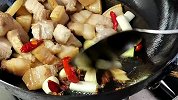 1根素鸡加1块五花肉一起红烧，没想到竟然这么好吃，太解馋了