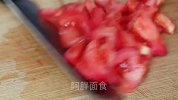 面粉里加把韭菜，做的韭菜鱼鱼，能炒能凉拌，从小到大吃不腻