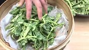 茼蒿不要炒着吃了，教你做蒸茼蒿，不起坨不粘连不变色，清淡不腻