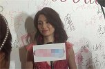 洪欣带女儿出席活动，笑容满面未受影响，避谈丈夫张丹峰事件