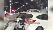 太暖！SUV隧道内侧翻，私家车齐刷刷45度让出生命通道